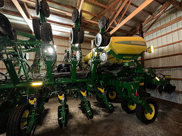 side view 1 of the John Deere 17 95 N T planter