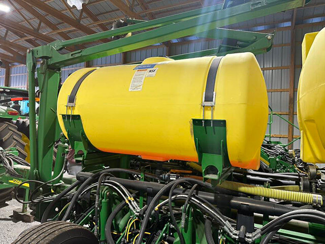 200 gallon liquid tank on a wing of a John Deere 17 70 N T planter