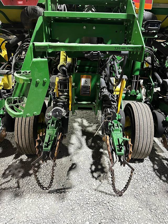 view 1 of center row units on a John Deere 17 70 N T planter