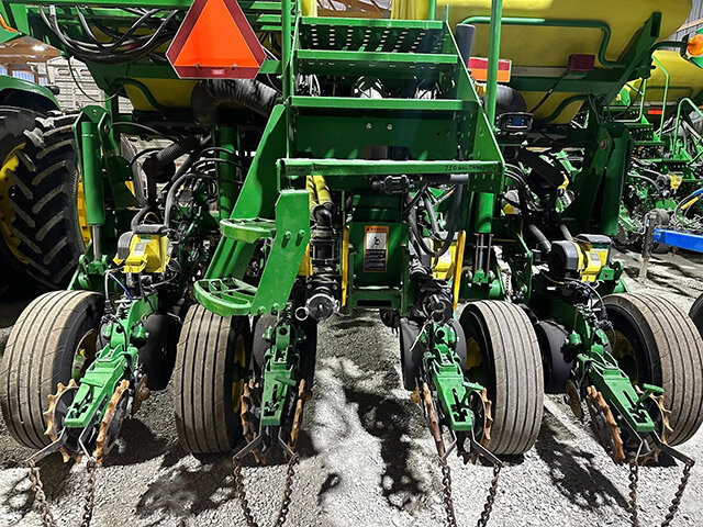 view 2 of center row units on a John Deere 17 70 N T planter