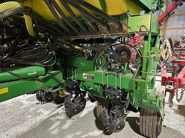 front view of the center tool bar on a John Deere 17 70 N T planter