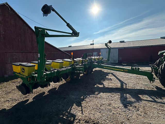 side view 1 of the 2008 John Deere 17 60 12 row 30 inch planter
