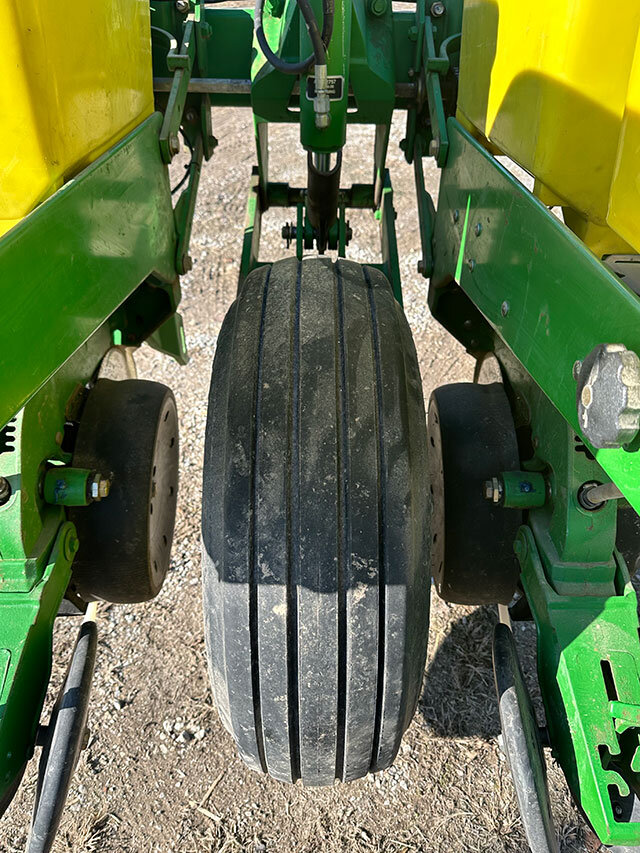 view 1 of a lift wheel unit on the 2008 John Deere 17 60 12 row 30 inch planter