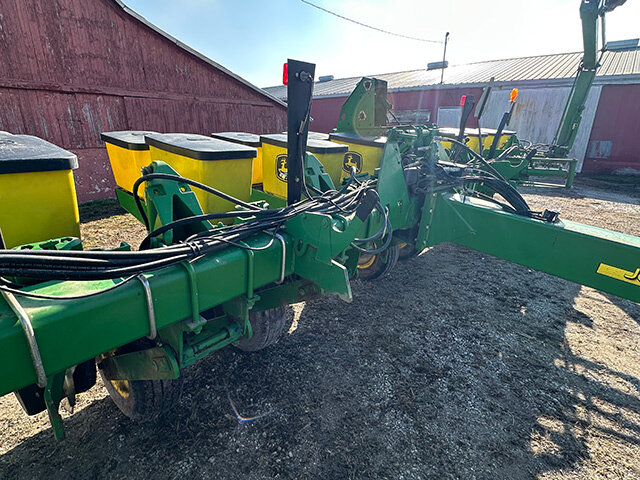 front view 2 of the 2008 John Deere 17 60 12 row 30 inch planter
