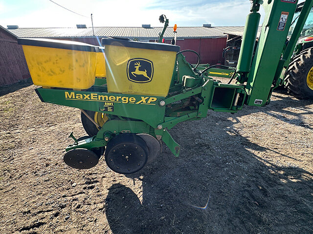side view 1 of a 2008 John Deere 17 60 12 row 30 inch planter row unit
