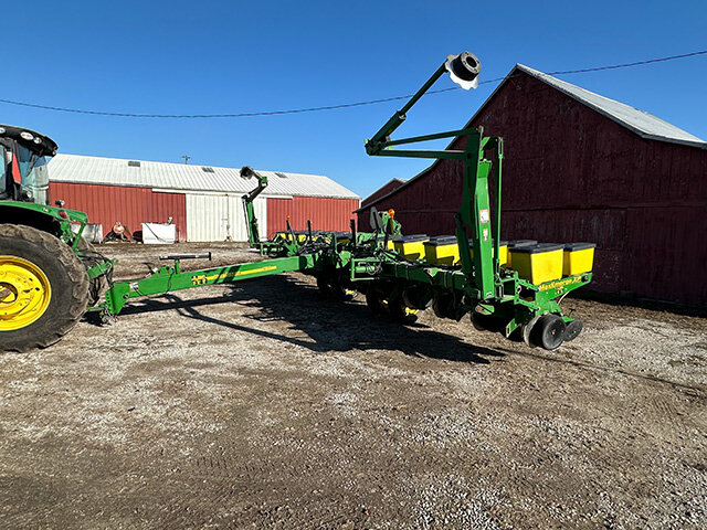side view 2 of the 2008 John Deere 17 60 12 row 30 inch planter