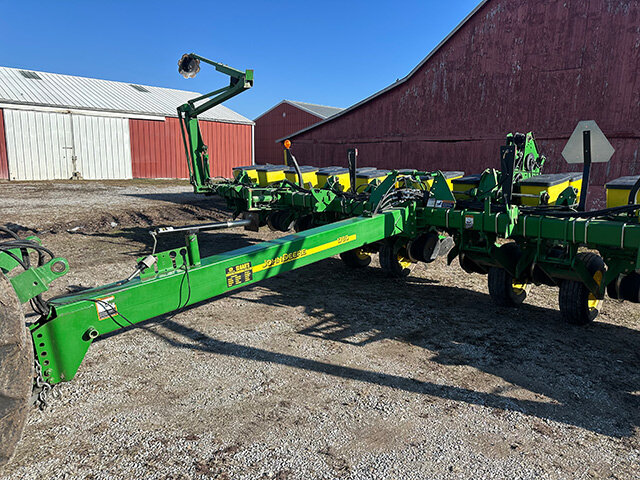 front view 3 of the 2008 John Deere 17 60 12 row 30 inch planter