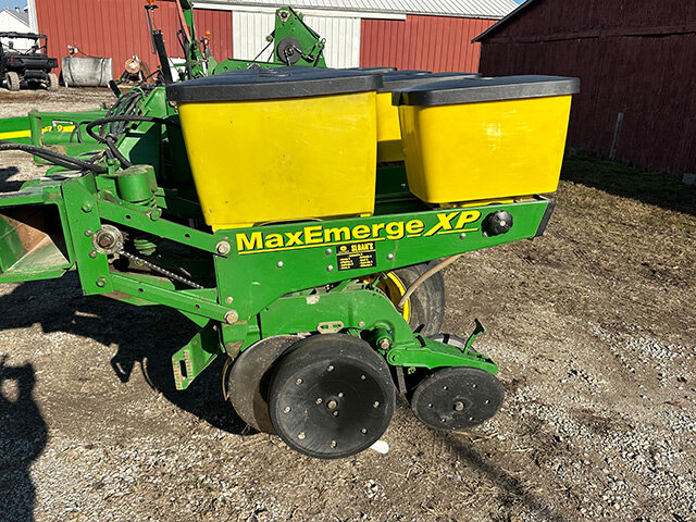 side view 2 of a 2008 John Deere 17 60 12 row 30 inch planter row unit